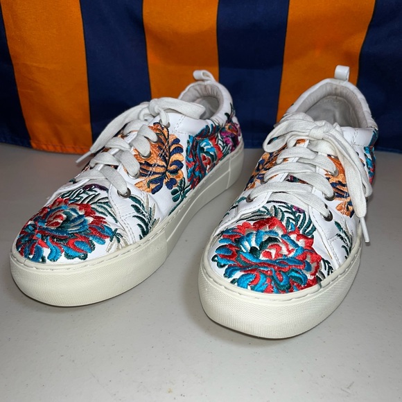 J/Slides Sneakers Women's 6.5 M Floral Embroidered White fux Leather Shoes Rare - Picture 1 of 9